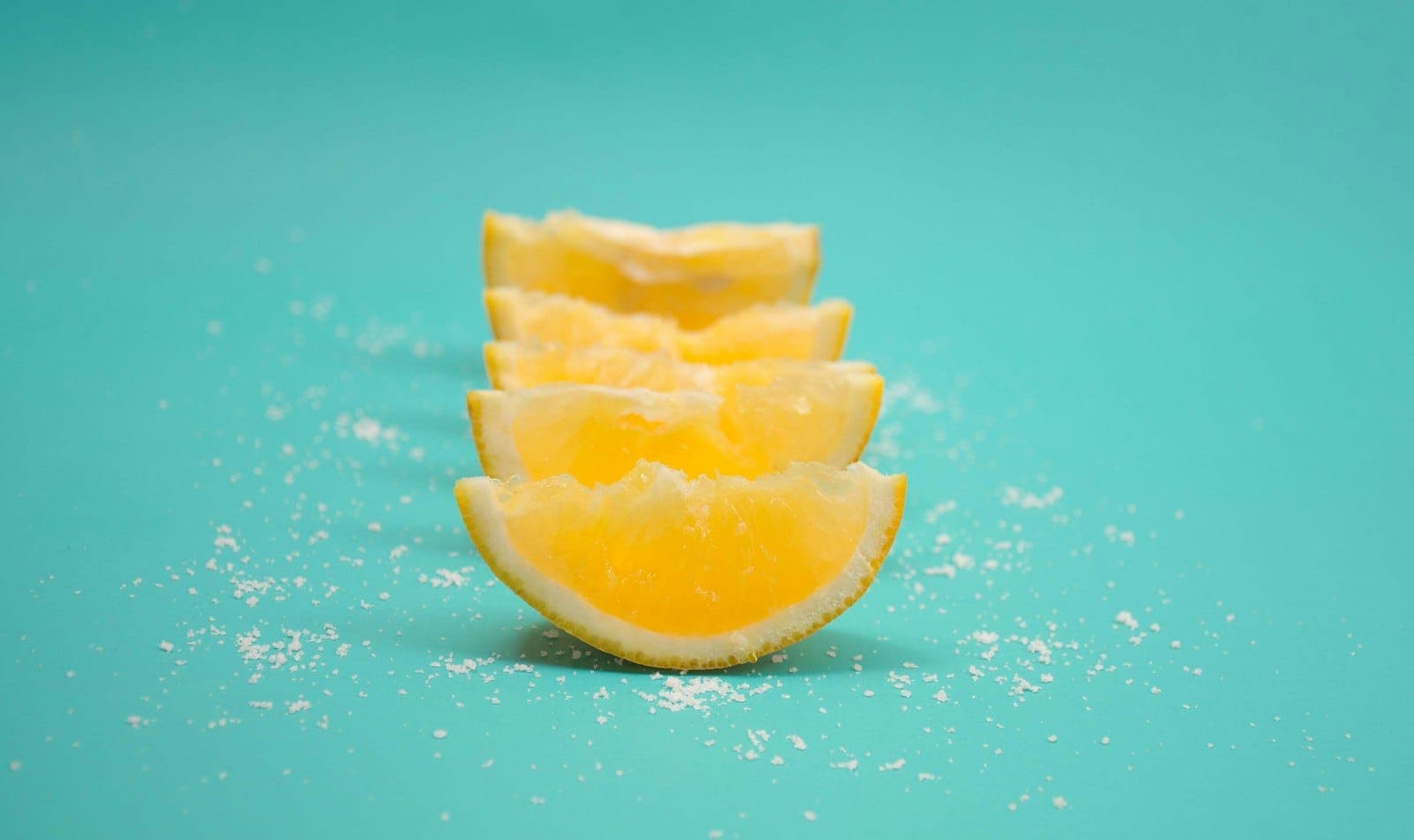 Turkuaz zeminde üst üste dizilmiş limon dilimleri