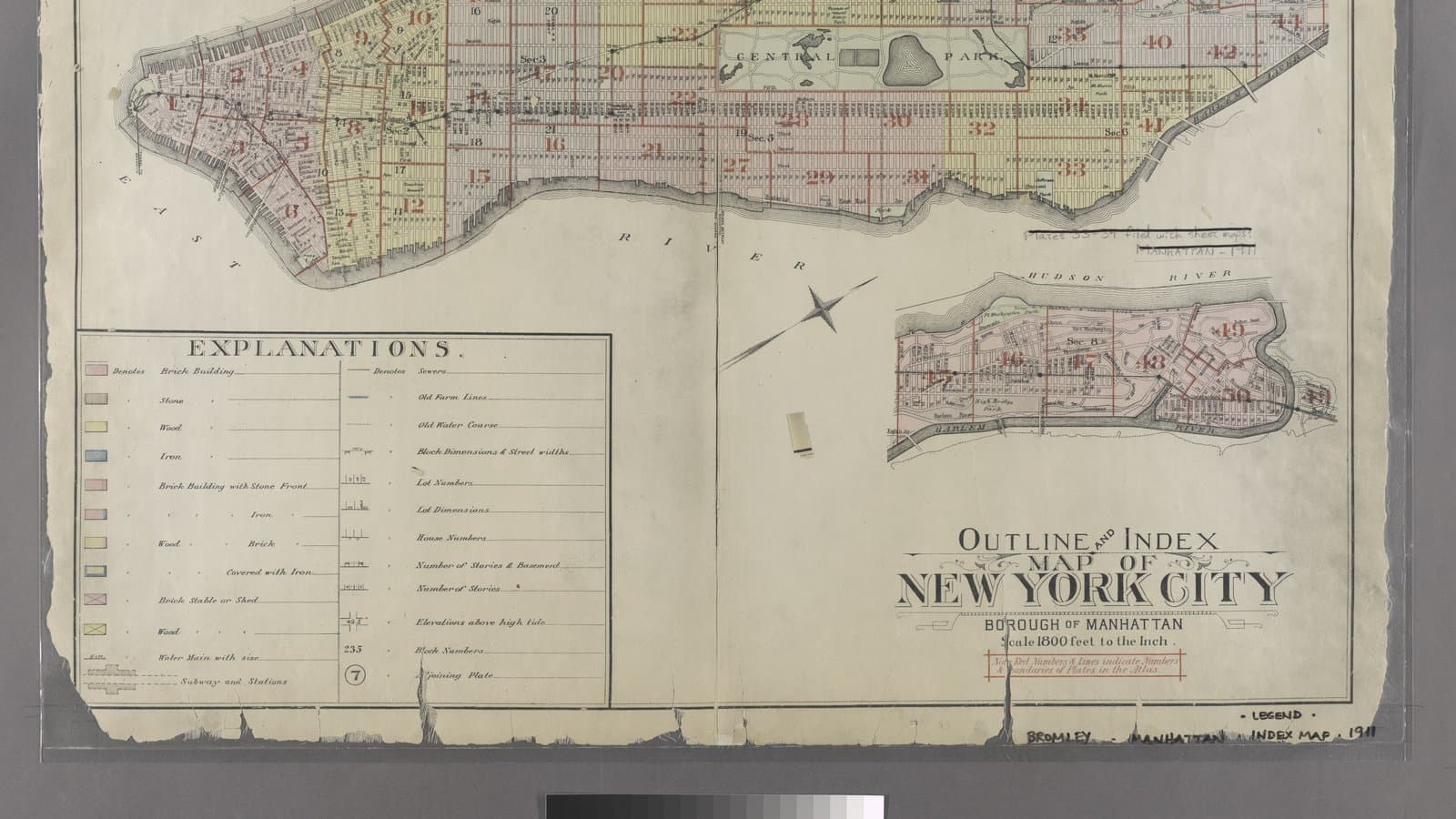 Eski bir New York şehri haritası, sağ altta ölçek ifadesi ve renkli yapı açıklamaları
